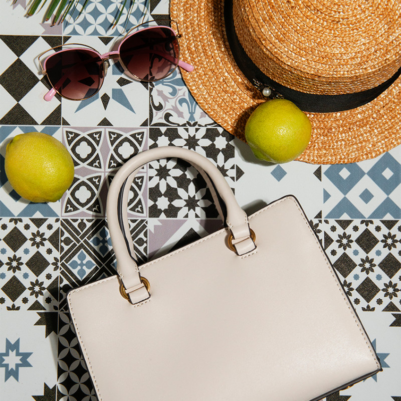 Effortless Elegance: How to Style Minimalist Jewelry for Everyday Looks